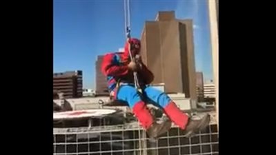 «باتمان وسبايدر مان» في مستشفى لإسعاد مرضى السرطان (فيديو)