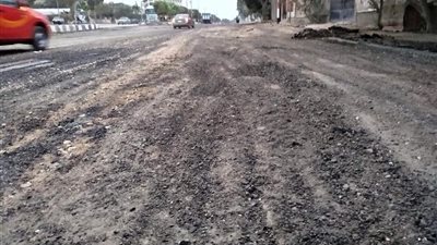 غضب بين أهالي القرين بالشرقية بسبب تصدع طريق مرصوف حديثا (صور)