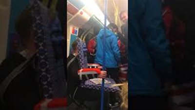 رجل يتنكر بارتداء مقعد مترو داخل قطار يثير سخرية الركاب (فيديو)