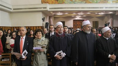 نشرة الأخبار وأبرزها: الأقباط يحتفلون بقداس عيد الميلاد