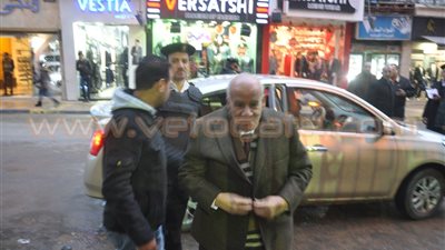 بالصور.. شرطي يساعد قبطيا لدخول الكنيسة في الإسكندرية