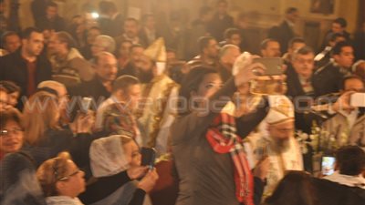 بالصور.. الأقباط يلتقطون سيلفي بقداس عيد الغطاس بـ«مرقسية» الإسكندرية