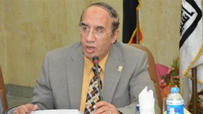 رئيس جامعة أسيوط يتفقد الامتحانات بمعهد بحوث التكنولوجيا