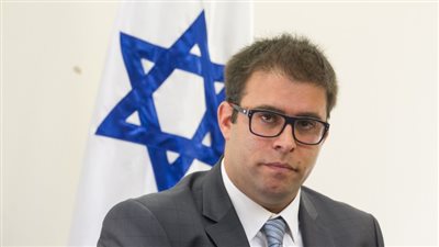 وقاحة نائب صهيوني يوجه السباب لوالدة أسير فلسطيني (فيديو)