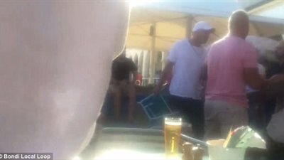 رجل يحطم رأس آخر بمقعد حديدي (فيديو وصور)