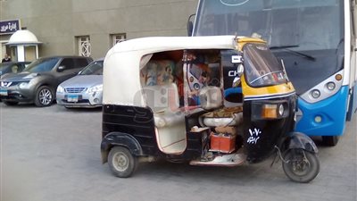 أول صور لـ«توك توك المطار» أثناء محاولته الدخول لتحميل الركاب