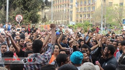 انطلاق مسيرة بالشماريخ لطلاب الإخوان بـ