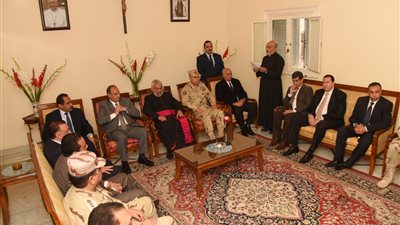 محافظ الإسكندرية يزور كنيسة القيامة (صور)