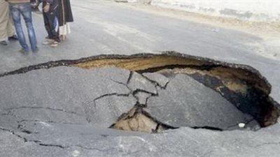 سقوط سيارة «تويوتا هايلوكس» في فجوة أرضية بالسعودية