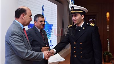 مميش يوزع 30 شهادة اجتياز الدورة التدريبية لربابنة القاطرات (صور)