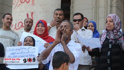بالصور.. وقفة للعاملين بجامعة القاهرة لتطبيق 