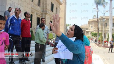 بالفيديو.. العاملون بجامعة القاهرة يهاجمون 
