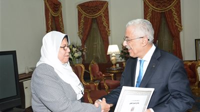 شوقي يكرم مديرة إدارة المعادي التعليمية لرفضها رشوة مالية (صور)