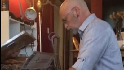 رجل يطلب يد زوجته السابقة للمرة الثانية (فيديو وصور)