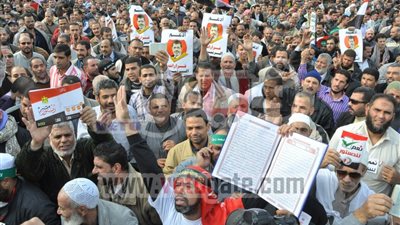 توافد العشرات إلى رابعة العدوية تنديدًا بتزوير الاستفتاء‎