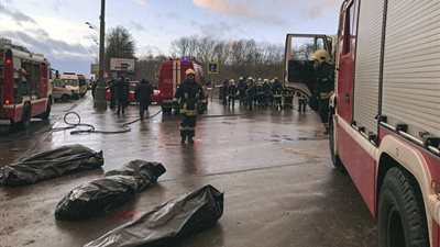 يوم الأتوبيس في روسيا.. حافلة تسقط في المترو وأخرى تقتحم مسجدا