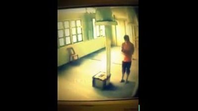 بالفيديو.. «حرامي» يتظاهر بالصلاة لسرقة صندوق التبرعات بمسجد