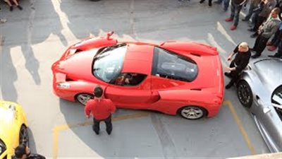 بالفيديو.. لقطات طريفة لرجل يفشل في ركن سيارة فيراري