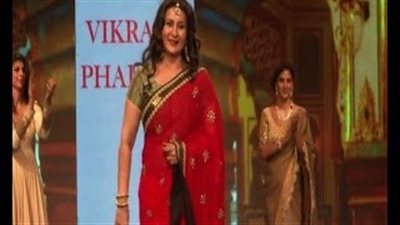 بالفيديو.. ممثلة هندية تسقط على المسرح أثناء عرض أزياء