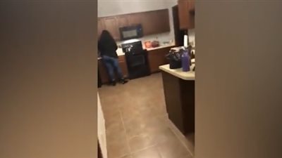 نوبة صراخ لامرأة فاجأها ابنها بعد عامين من الغياب (فيديو وصور)