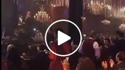 حفل عمرو دياب في الكريسماس يرفع شعار «كامل العدد» (فيديو وصور)