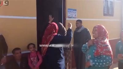 سيدة ترقص على «تسلم الإيادي» بعد استلامها منزلا في الشرقية (فيديو)