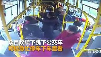 شاب يفاجئ الركاب بقفزة من نافذة حافلة أثناء سيرها (فيديو)