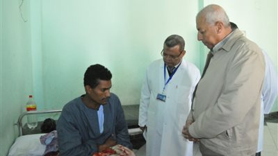 محافظ أسوان يمنح مستشفى نصر النوبة 15 يومًا لتحسين الخدمة الطبية