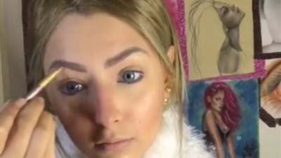 فنانة مكياج تحول نفسها إلى شجرة كريسماس (فيديو)