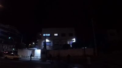 رشق سفارة الكيان الصهيوني في اليونان بأكياس الطلاء تضامنًا مع فلسطين