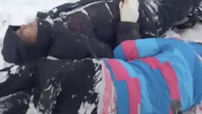 لحظة سقوط زوجين مربوطين بحبل من أعلى جسر (فيديو وصور)