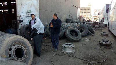 ضبط ٤ مصانع بلاستيك مخالفة في شبرا الخيمة (صور)