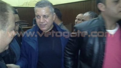 بالصور.. الفخراني بالبدلة الزرقاء: «اللي رجع 20 مليار جنيه للبلد بقى متهم»