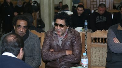 عبد العال والنمنم ومحمد منير في عزاء شقيقة خالد يوسف (صور)