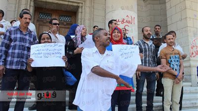 العاملون بجامعة القاهرة يتظاهرون للمطالبة بالحد الأدنى للأجور