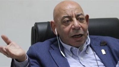 مرتضى منصور يصافح عبد الله جورج بمقصورة إستاد القاهرة