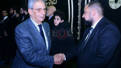 وصول عمرو موسى وأشرف زكي إلى عزاء شقيقة خالد يوسف
