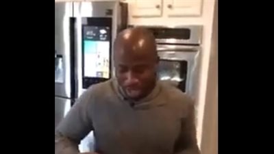 رد فعل رجل يتناول الشيبسي الأكثر حرارة في العالم (فيديو)