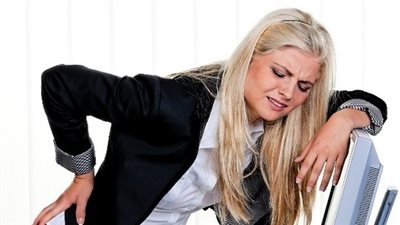 طريقة بسيطة للتخلص من آلام الظهر نهائيا (فيديو)