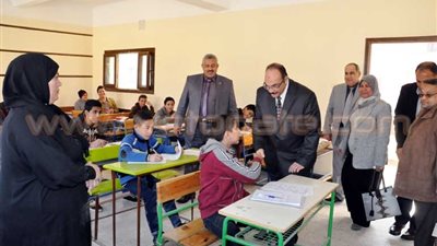 بالصور.. محافظ القليوبية يتفقد امتحانات «الإعدادية» بمدارس بنها