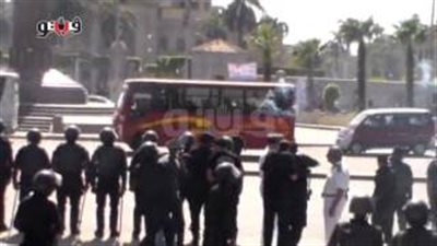بالفيديو..اشتباكات بين الشرطة وطلاب الإخوان في جامعة القاهرة