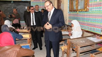 محافظ بني سويف يتفقد امتحانات الشهادة «الإعدادية»