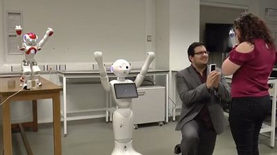 أغرب عرض زواج بالروبوتات الراقصة (فيديو وصور)