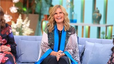 يسرا تشعل إستوديو منى الشاذلي بوصلة غناء 