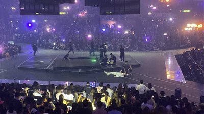 فيديو مروع.. لحظة سقوط شاشة عملاقة على فرقة غنائية بهونج كونج.. وإصابة 3 راقصين 