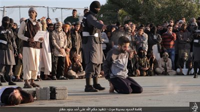 بالصور.. «داعش» ينظم حفلة قتل وجلد وتقطيع أذرع في «سرت»