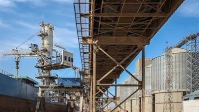 استياء بين موظفي الحاويات بسبب إسناد مشروعات ميناء دمياط لشركة أجنبية