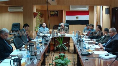 بالصور.. رئيس جامعة طنطا يطالب العمداء بعدم الخصم من مرتبات الأساتذة