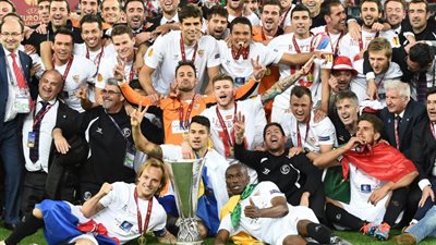 إشبيلية بطلًا للدوري الأوربي للمرة الثالثة.. النادي الأندلسي يحرم بنفيكا من التتويج بالثلاثية.. ركلات الجزاء تمنحه اللقب بفضل الحارس «بيتو».. ولعنة «جوتمان» مازالت تطارد فريق النسو