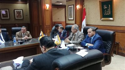 وزير التنمية المحلية يناقش المشروعات الخدمية بسوهاج (صور)